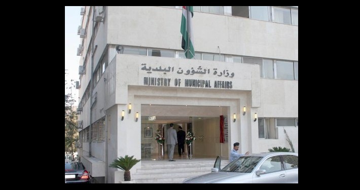 (البلديات) تقدم آليات بقيمة 125 ألف