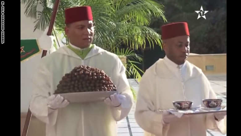 خدم البلاط يقدم للملك المغربي التمر