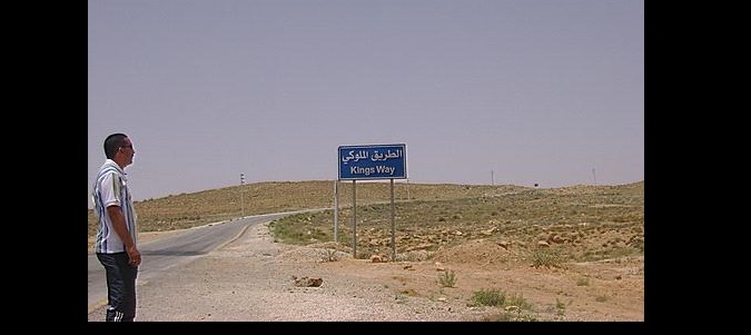 مواطن يغلق شارعا رئيسيا بمادبا