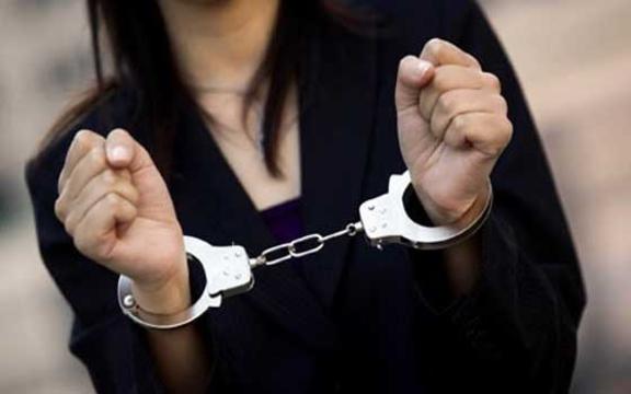 ذيبان.. القبض على سيدة مطلوبة بقضية