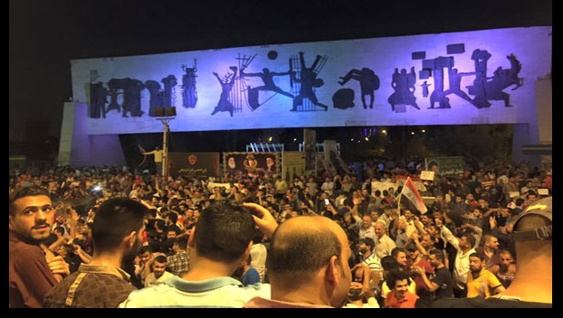 محتجون عراقيون يجبرون مسؤولي العراق على