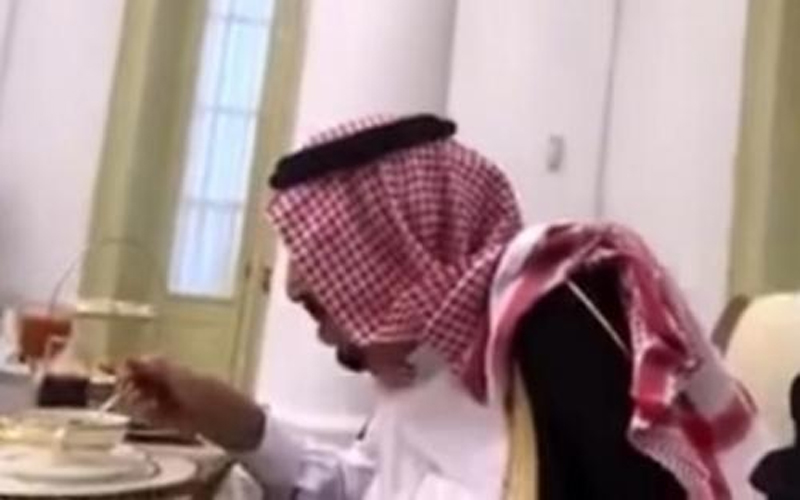 بالصور .. الملك سلمان يتناول quotالسحورquot