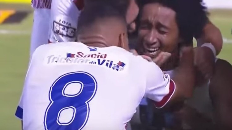 بالفيديو.. لاعب يسجل هدفا ويجهش بالبكاء