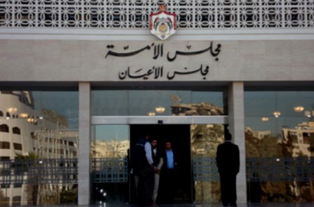 quotخدمات الاعيانquot تصر على منح موظفي