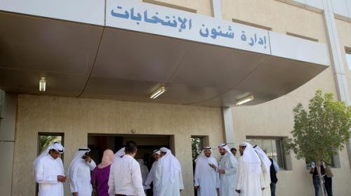 الكويتيون يهمون لمراكز الإقتراع