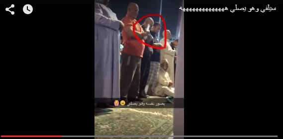 بالفيديو.. مصل يصور نفسه (سيلفي) في