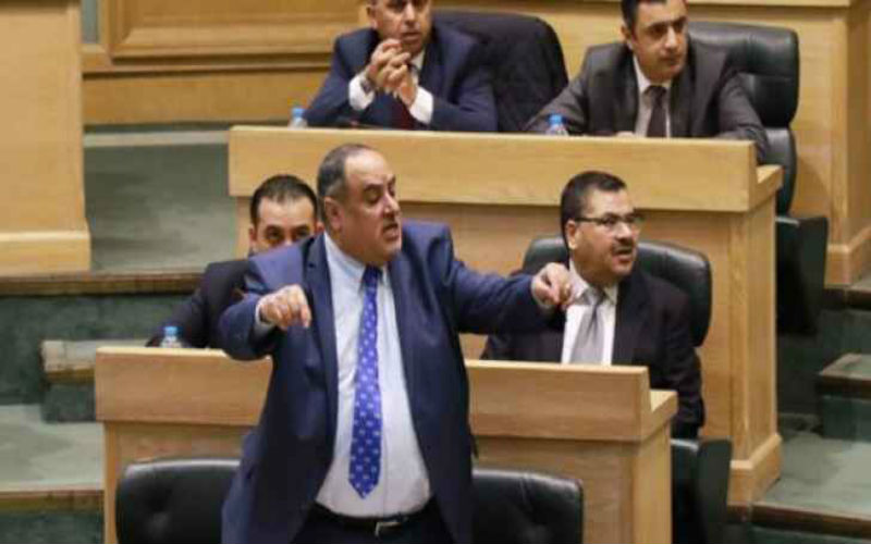 مشادة كلامية بعد طلب النائب الفناطسه