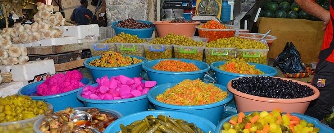 اتلاف مواد غذائية فاسدة في عين