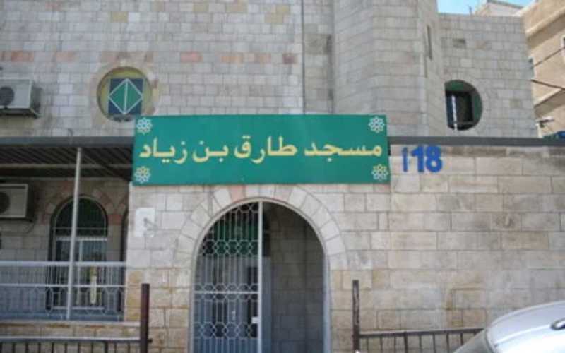 الخصاونة يكرم اطفالا لتشجيعهم على البدء
