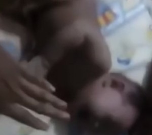 بالفيديو.. خادمة بلا قلب تعذب رضيعا