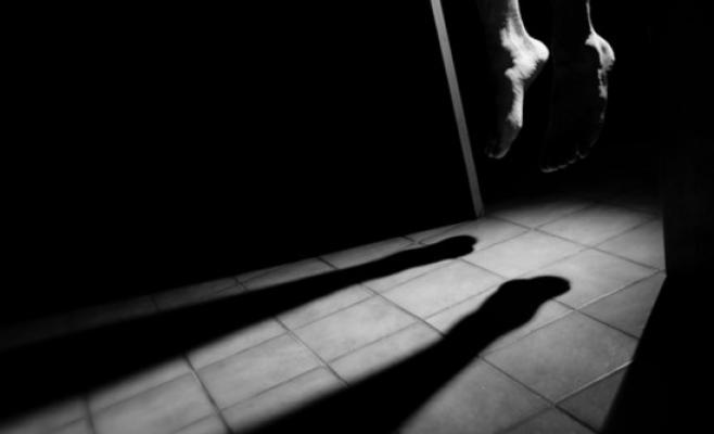 العثور على جثة ثلاثينية معلقة بمروحة