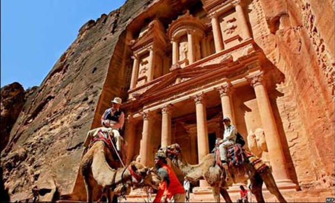 المطالبة بتأجيل رفع رسوم دخول العرب