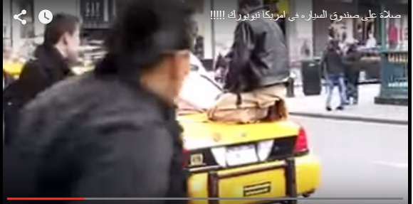 بالفيديو.. صلاة مسلم فوق سيارة تاكسي