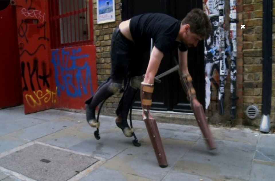 رجل يسأم من الحياة الإنسانية فيتحول