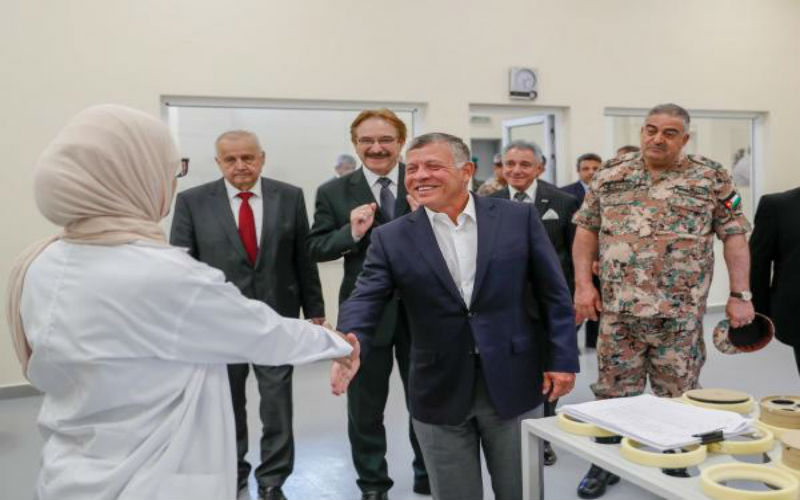 الملك يزور مصنع شركة جدارا للمعدات