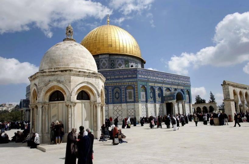 مستوطنون وجنود يقتحمون المسجد الاقصى