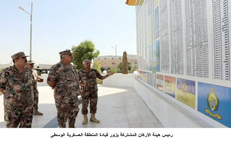 رئيس هيئة الأركان المشتركة يزور قيادة