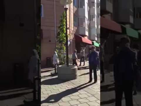 بالفيديو .. شاب يرفع الاذان بالشارع