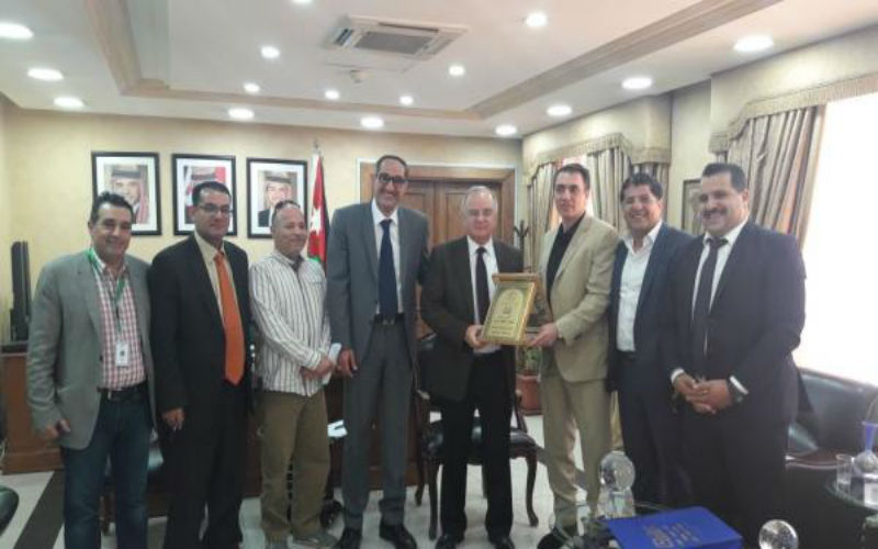 وزير العمل يلتقي رئيس واعضاء نقابة