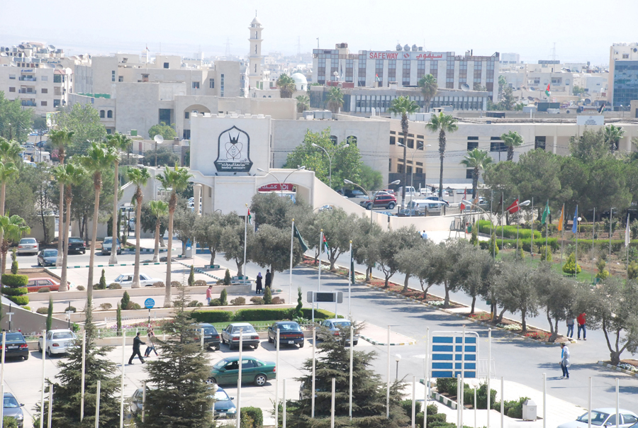 جامعة اليرموك تنذر 7 موظفين بسبب