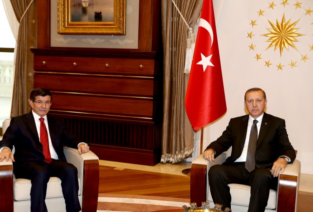 أردوغان يكلف داود أوغلو بتشكيل حكومة