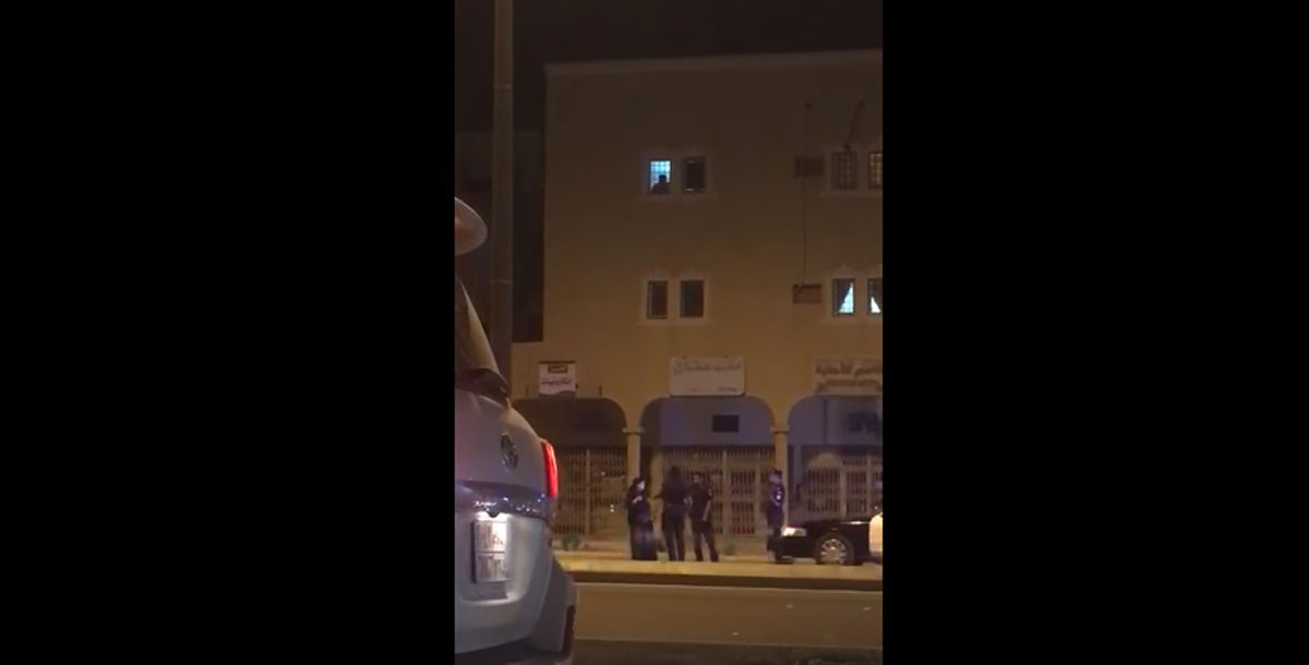 فتاة تحمل “ساطورا” في مواجهة دورية