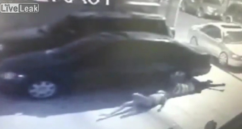 بالفيديو.. رماها مع عشيقها من الطابق