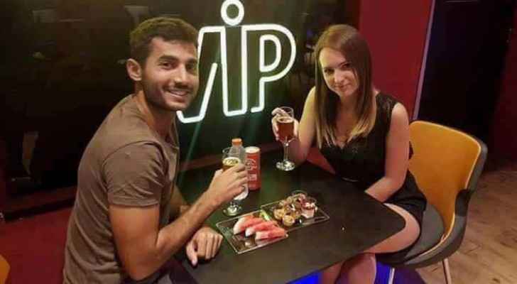بالصور.. قاتل الاردنيين يحتفل مع صديقته