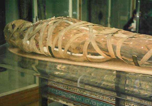 استعادة تابوت مصري وعشرات القطع الاثرية