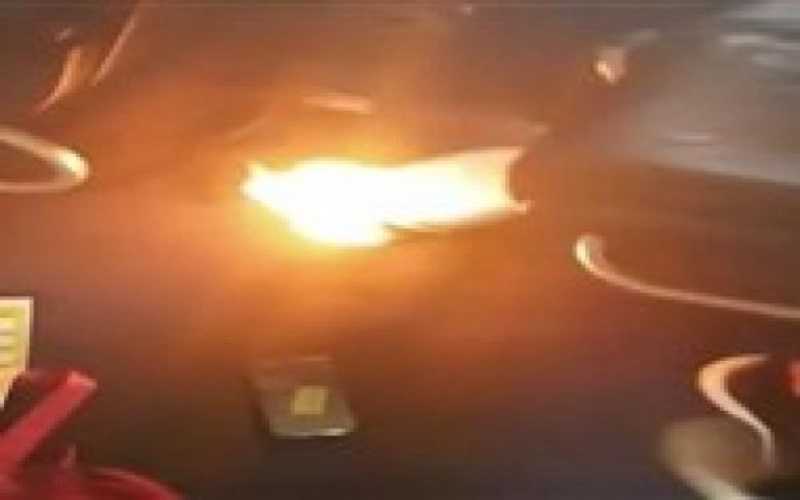 هاتف ذكي يتسبب بإخلاء طائرة بعد