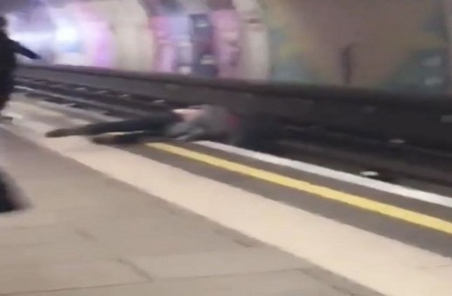 بالفيديو: سقطا أمام قطار أثناء تعاركهما..