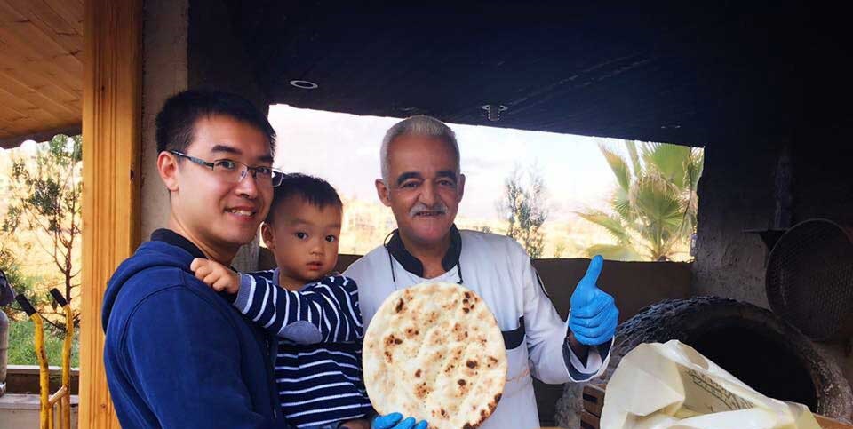 طفل صيني يحمل اسم عمان