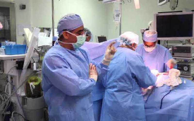 فريق طبي فرنسي يجري عمليات جراحية