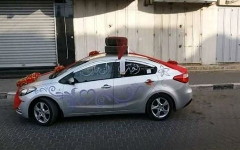 عريس يزين سيارته بالإطارات في جمعة
