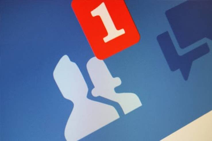 أم تقبل طلب صداقة على فيسبوك