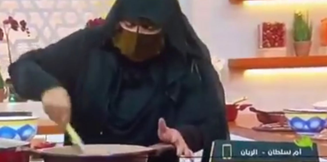بالفيديو.. النيران تشتعل بعباءة طاهية خليجية