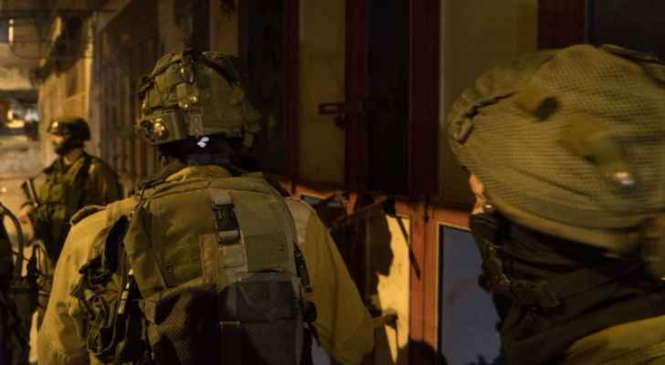 الاحتلال يعتقل 19 فلسطينيا