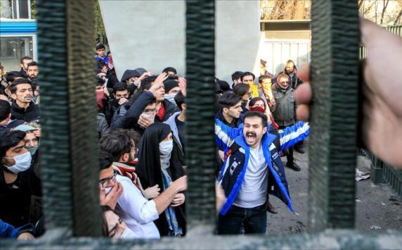المومني: زعماء إيرانيين محتجزين في منازلهم