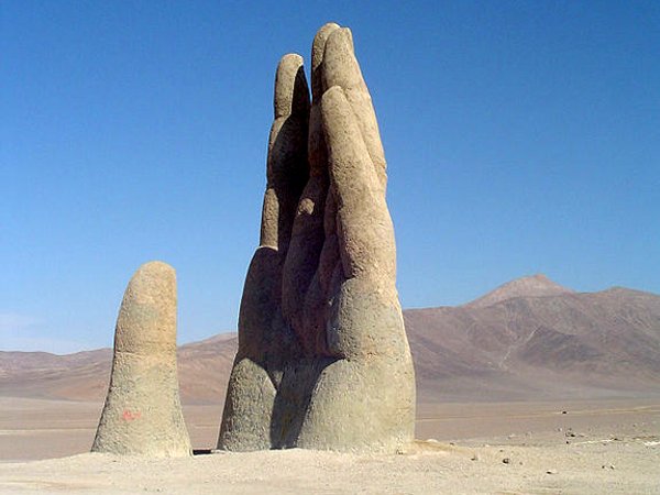 «يد الصحراء».. تحفة فنية تطلب النجدة