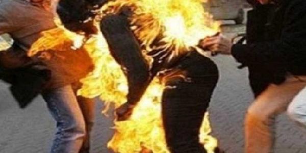 سيدة تشعل النار بنفسها في الزرقاء