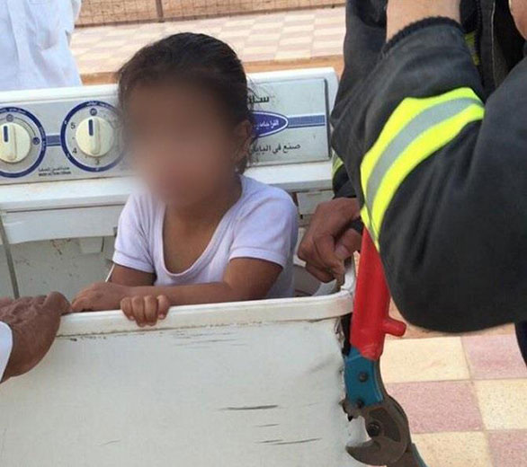 بالصور: إنقاذ طفلة (مشاغبة) علقت في