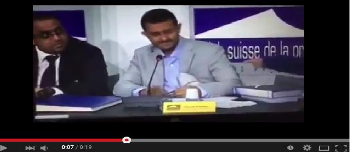 صحافية يمنية تقذف حمزة الحوثي بحذائها