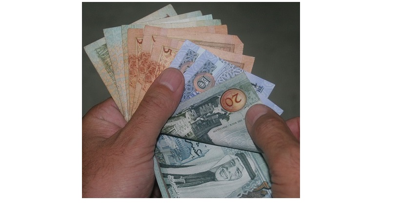 تجار يستبقون الحكومة ويرفعون الأسعار