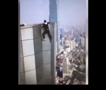 فيديو .. شاب يوثق لحظة سقوطه