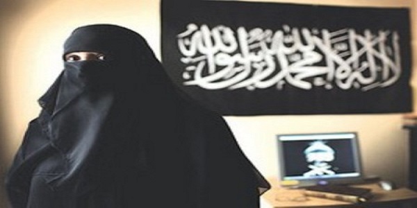فتاة تقطع رأس عريسها الداعشي بعد