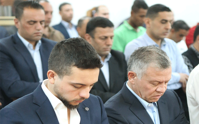 الملك وولي العهد يشاركان المصلين أداء