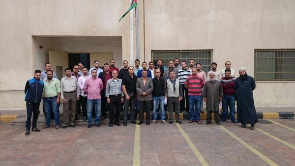 بالصور.. معلمون في الزرقاء يتوقفون عن