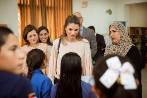 الملكة تطلع على برامج الجمعية الملكية