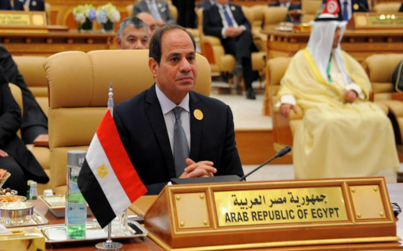شاهد.. صواريخ السيسي ’البلاستيكية‘ في القمة