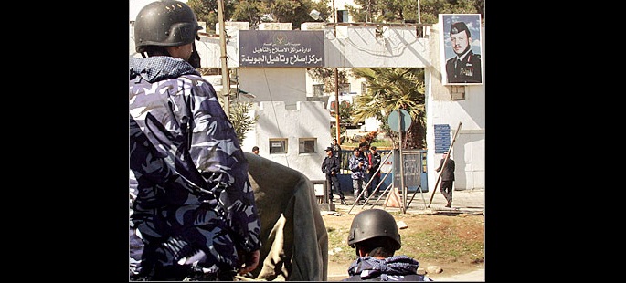 بمناسبة الإستقلال.. نزلاء الجويدة يأكلون الحلويات